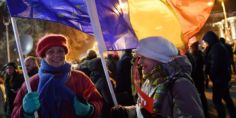 Manifestanti davanti alla sede del governo rumeno a Bucarest, il 3 febbraio 2017 (DANIEL MIHAILESCU/AFP/Getty Images)