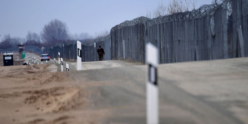 Il muro al confine tra Ungheria e Serbia (ATTILA KISBENEDEK/AFP/Getty Images)