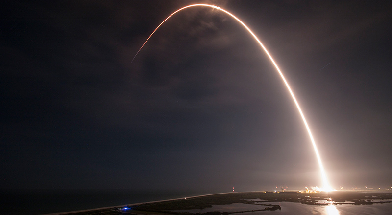 La scia luminosa lasciata dai motori del razzo Falcon 9, durante un lancio nell'agosto del 2016 da Cape Canaveral, Florida, Stati Uniti (SpaceX) 