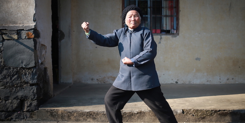 La 94enne Zhang Hexian mentre fa esercizi di kung fu nella sua casa nel villaggio Dongyuan, nella provincia cinese Zhejiang. Hexian ha iniziato a praticare il kungfu a quattro anni e da allora non ha mai smesso 
(AP)