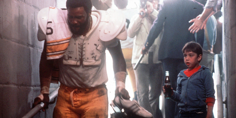 Un frame dallo spot di Coca Cola per il Super Bowl del 1979, con l'allora giocatore di football Joe Green