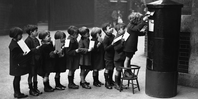 Bambini in fila nel 1926 (Fox Photos/Getty Images)