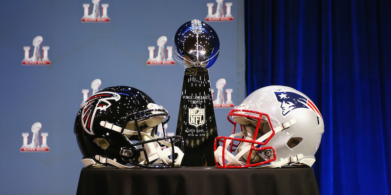 I caschetti delle due squadre attorno al trofeo Vince Lombardi durante la conferenza stampa di presentazione del Super Bowl LI (Tim Bradbury/Getty Images)