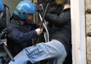 Le proteste e i soprusi dei tassisti a Roma