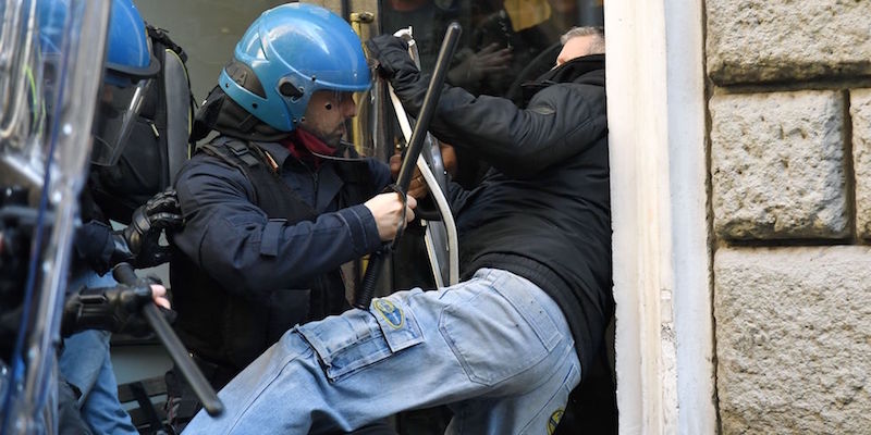 Gli scontri tra la polizia e un gruppo di tassisti e di ambulanti che stavano protestando davanti alla sede del Pd a Roma contro il decreto Milleproroghe e la direttiva Bolkestein, 21 febbraio 2017
(ANDREAS SOLARO/AFP/Getty Images)