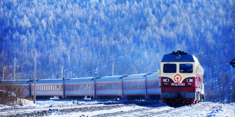 Un treno passeggeri attraversa i monti Da Hinggan coperti di neve, nel nord est della Cina, il 29 gennaio 2011 (AP)