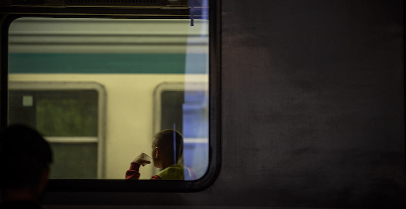 Un ragazzo su un treno diretto a Monaco di Baviera nel settembre 2015 
(Philipp Guelland/Getty Images)