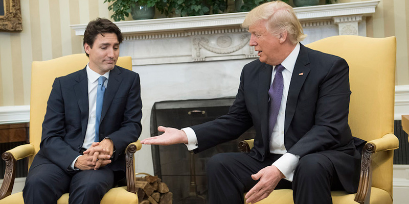 Il presidente degli Stati Uniti, Donald Trump, porge lamano al primo ministro canadese Justin Trudeau nello Studio Ovale.
