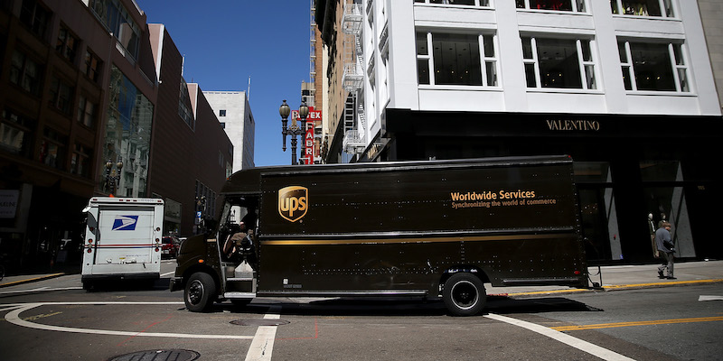 Un furgone di UPS che gira a destra a San Francisco, il 17 giugno 2014 (Justin Sullivan/Getty Images)