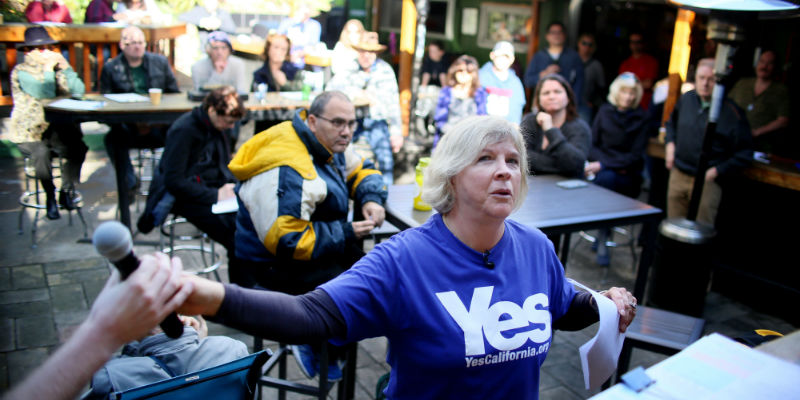 Una sostenitrice di Yes California durante un incontro del movimento a San Diego (Sandy Huffaker/The Washington Post)