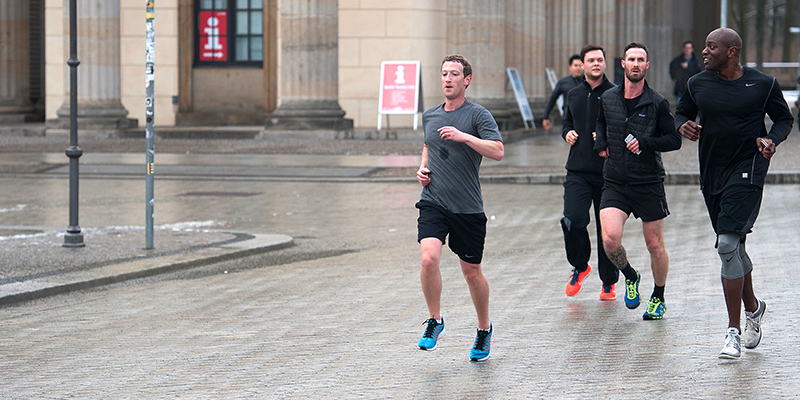 Il CEO di Facebook, Mark Zuckerberg, durante una corsa a Berlino, Germania, nel febbraio del 2016 (Paul Zinken/picture-alliance/dpa/AP Images)
