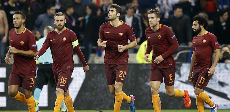 I calciatori della Roma durante la partita di andata contro il Lione. (EPA/GUILLAUME HORCAJUELO)