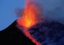 La spettacolare eruzione dell'Etna, tra neve e lava