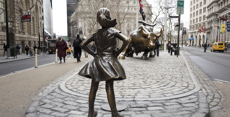 La statua della Fearless Girl davanti al toro di Wall Street, New York, 8 marzo 2017
(AP Photo/Mark Lennihan)