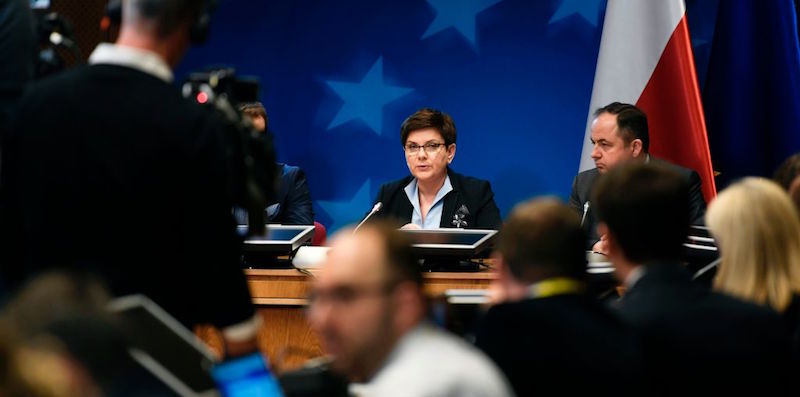 Il primo ministro polacco Beata Szydlo, al centro, durante una conferenza stampa a Bruxelles, 10 marzo 2017 (STEPHANE DE SAKUTIN/AFP/Getty Images)
