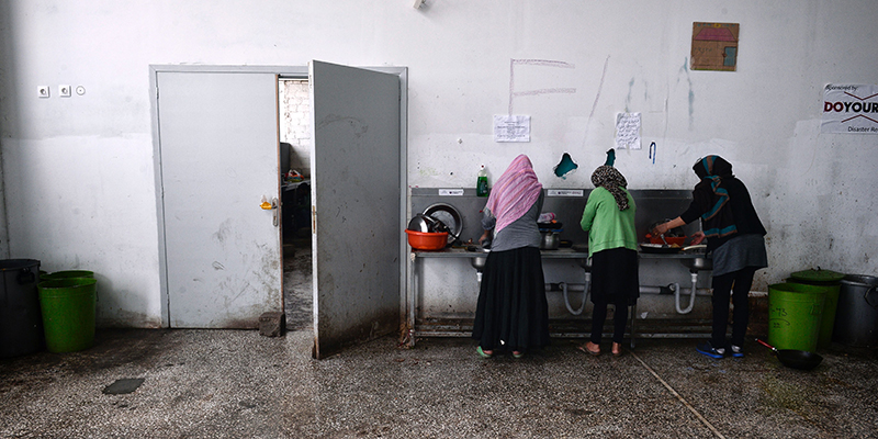 Alcune donne in un campo a nord di Atene, in Grecia, 13 marzo 2017 (LOUISA GOULIAMAKI/AFP/Getty Images)