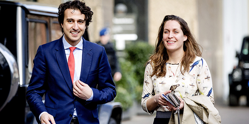 Jesse Klaver con la moglie al seggio elettorale, 15 marzo 2017 (ROBIN VAN LONKHUIJSEN/AFP/Getty Images)