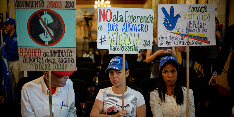 Sostenitori di Maduro con cartelli contro il segretario generale dell'Organizzazione degli Stati Americani (OSA), Luis Almagro, Caracas 15 marzo 2017 (FEDERICO PARRA/AFP/Getty Images)