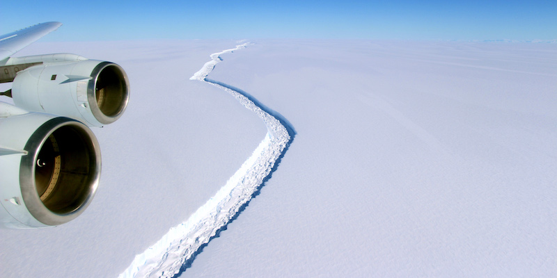 La frattura sulla piattaforma di ghiaccio Larsen C, in Antartide, fotografata a novembre 2016 durante la missione IceBridge (NASA/John Sonntag)