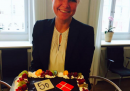 La ministra danese per l'Integrazione ha festeggiato con una torta le leggi contro gli immigrati