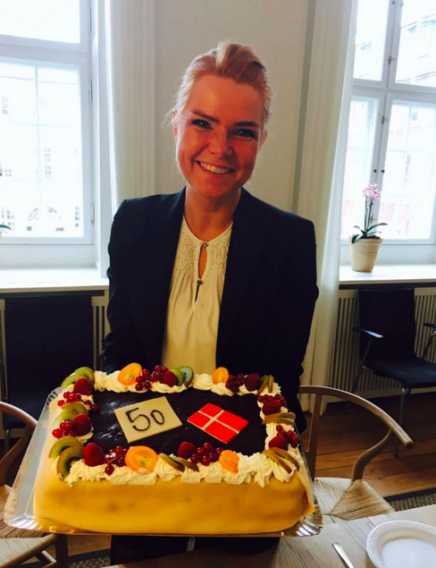 La ministra danese per l’Integrazione ha festeggiato con una torta le leggi contro gli immigrati