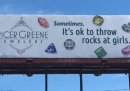 Lanciare pietre alle donne è ok, dice una pubblicità comparsa in North Carolina