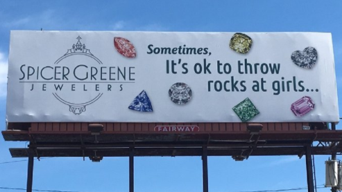 Lanciare pietre alle donne è ok, dice una pubblicità comparsa in North Carolina