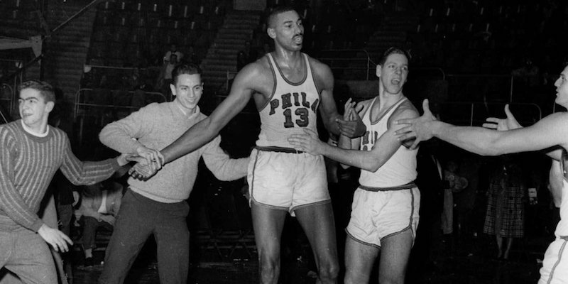 Wilt Chamberlain dopo la partita in cui segnò il suo record da 100 punti a Hershey, in Pennsylvania, il 2 marzo 1962 (AP photo/Paul Vathis)