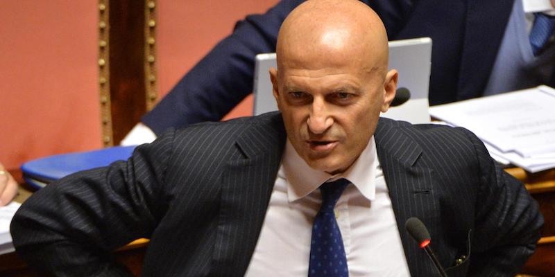 Il senatore Augusto Minzolini in Senato, il 2 ottobre 2015 (ANSA / MAURIZIO BRAMBATTI)