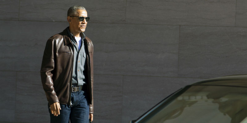 L'ex presidente americano Barack Obama all'uscita della National Gallery of Art di Washington, il 5 marzo 2017 (AP Photo/Jose Luis Magana)