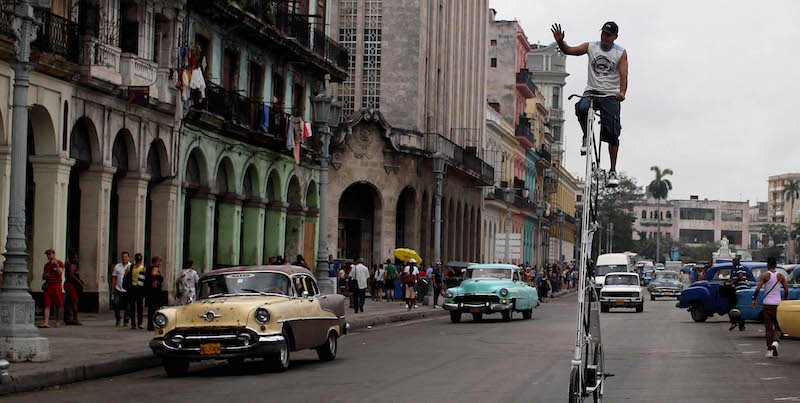 Il cubano Felix Guirola per le strade dell'Havana sulla bicicletta di 3,45 metri che ha costruito lui stesso
(AP Photo/Franklin Reyes, File)