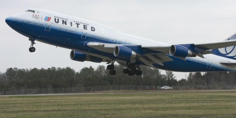 Un Boeing 747 di United Airlines decolla dal Dulles International Airport per il primo volo non-stop verso Pechino, della durata di 13 ore, il 28 marzo 2007 (PAUL J. RICHARDS/AFP/Getty Images)