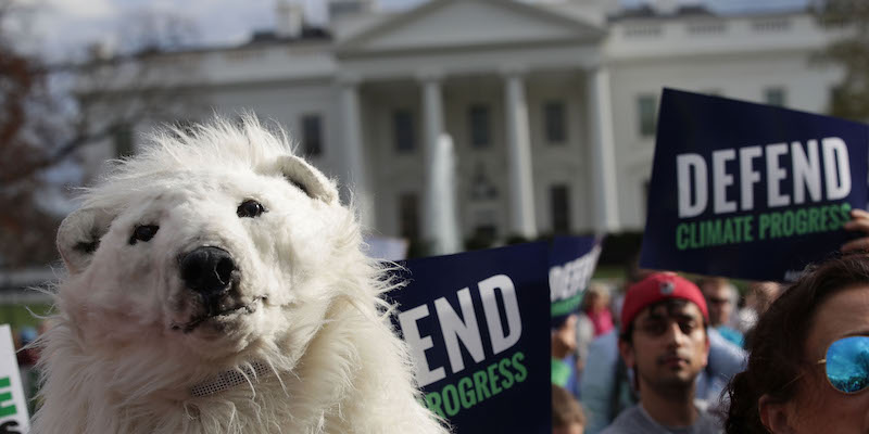 Una protesta contro l'ordine esecutivo di Trump contro le politiche ambientali di Obama davanti alla Casa Bianca, il 28 marzo 2017 (Alex Wong/Getty Images)
