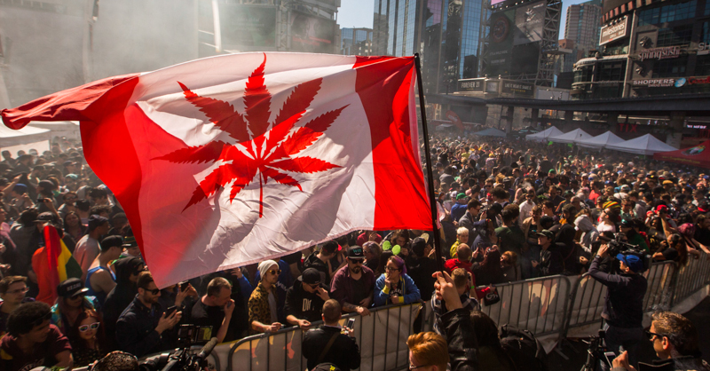 Una manifestazione per la legalizzazione della marijuana a Toronto il 20 aprile 2016. (Mark Blinch/The Canadian Press via AP)
