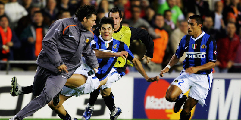 Julio Cruz, Ivan Ramiro Cordoba e Mariano González dell'Inter inseguono David Navarro del Valencia, che pochi secondi prima aveva tirato un pugno a Nicolas Burdisso (Jamie McDonald/Getty Images)