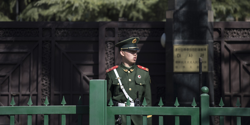 Un soldato cinese all'entrata dell'ambasciata nordcoreana a Pechino (FRED DUFOUR/AFP/Getty Images)
