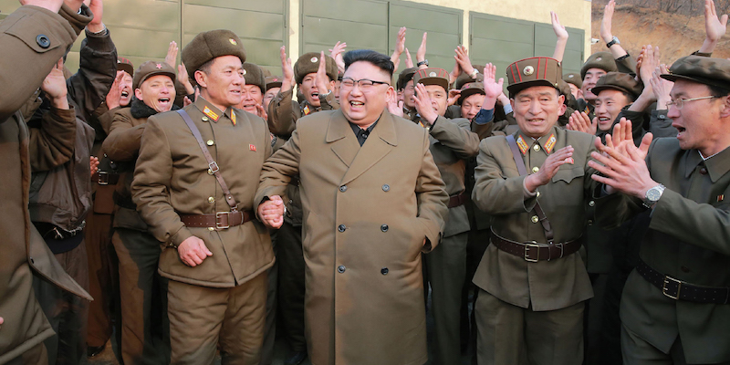 Kim Jong-Un, al centro, insieme ad alcuni militari nordcoreani (STR/AFP/Getty Images)