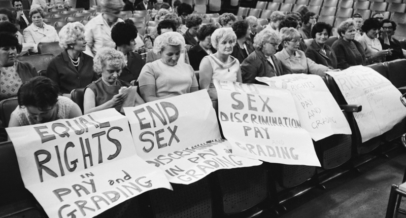 Un gruppo di operaie della Ford durante una protesta a Euston nel 1968. (Bob Aylott/Keystone/Getty Images)