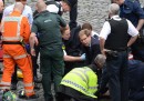 Le foto del parlamentare che soccorre il poliziotto accoltellato a Londra
