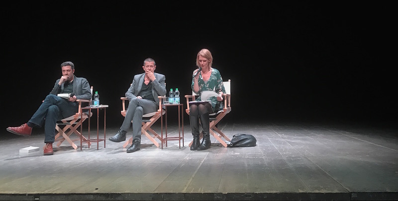 Emmanuel Carrère (al centro) con lo scrittore Andrea Bajani e la traduttrice Sonia Folin al teatro Franco Parenti di Milano, 19 marzo 2017
(Il Post)