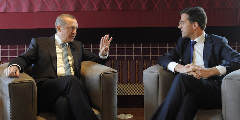 Mark Rutte e Recep Tayyip Erdogan durante un incontro a L'Aia (AP Photo/Toussaint Kluiters, Pool)
