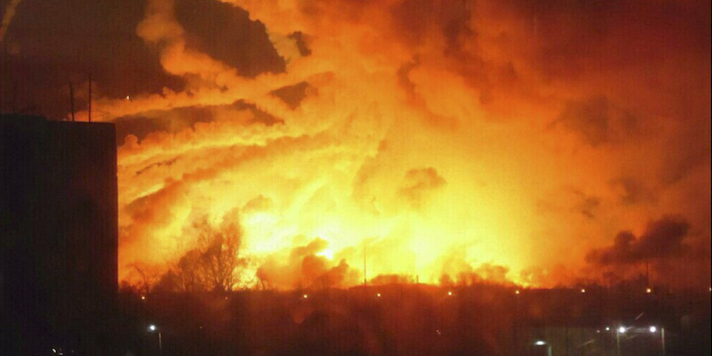 L'esplosione di un deposito di munizioni a Balaklia, vicino a Charkiv, nell'est dell'Ucraina, il 23 marzo 2017 (AP Photo/Ministry of Emergency Situations press service via AP)