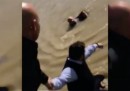 Il video del salvataggio di una donna caduta nell'Arno a Firenze