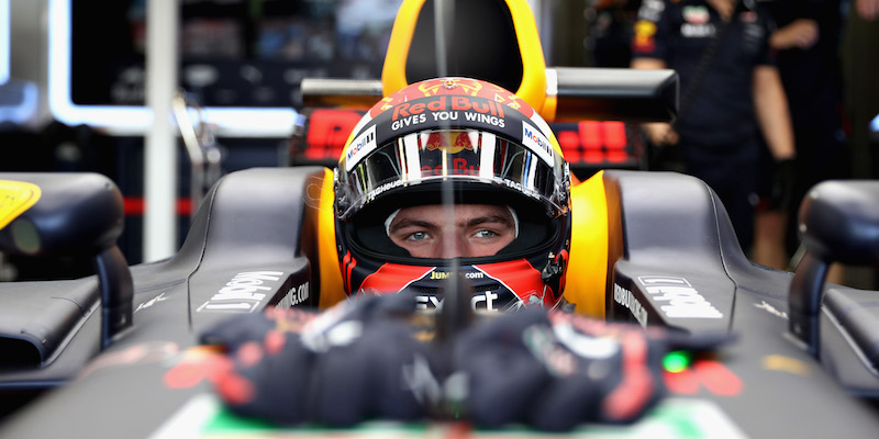 Il pilota olandese della Red Bull, Max Verstappen, a bordo della sua macchina nei box durante le prove libere svolte al circuito Albert Park a Melbourne, in Australia, venerdì 24 marzo 2017. 
(Mark Thompson/Getty Images)