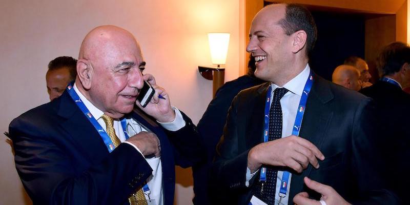 Il direttore generale della Roma Mauro Baldissoni con l'amministratore delegato del Milan Adriano Galliani durante l'assemblea elettiva della Figc (ANSA/ETTORE FERRARI)