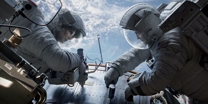 Una scena del film "Gravity" (2013) con Sandra Bullock e George Clooney