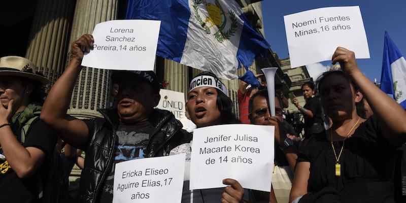 Alcune delle persone che l'11 marzo 2017 hanno protestato in piazza Constitution di Città del Guatemala contro il governo guatemalteco per la morte di 40 ragazze nell'incendio nella casa rifugio statale Virgen de la Asunción (JOHAN ORDONEZ/AFP/Getty Images)