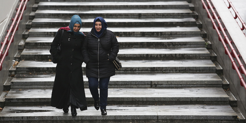 Due donne camminano per Vienna indossando lo hijab (Alex Domanski/Getty Images)