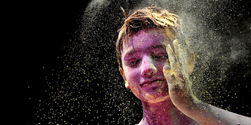 Un ragazzo festeggia Holi a Chennai, India, 12 marzo 2017 (ARUN SANKAR/AFP/Getty Images)