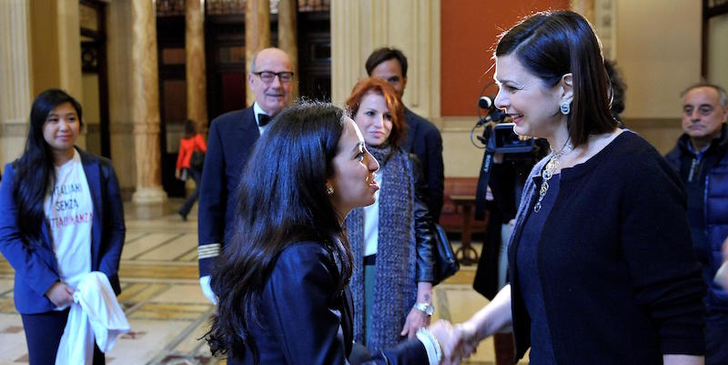 Ilham Mounssif insieme alla Presidente della Camera dei Deputati Laura Boldrini prima di entrare a visitare l'aula (ANSA)